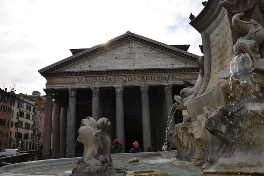 The Pantheon seen from the Piazza Rotonda fountain.