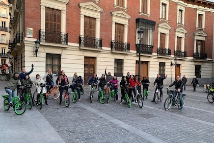 Recorrido turístico divertido en Madrid en bicicleta de 3 horas: Love Madri...