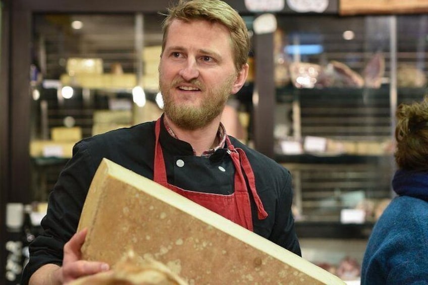 Paris Art of Pairing Cheese and Wine Tasting in a Cheese Cellar