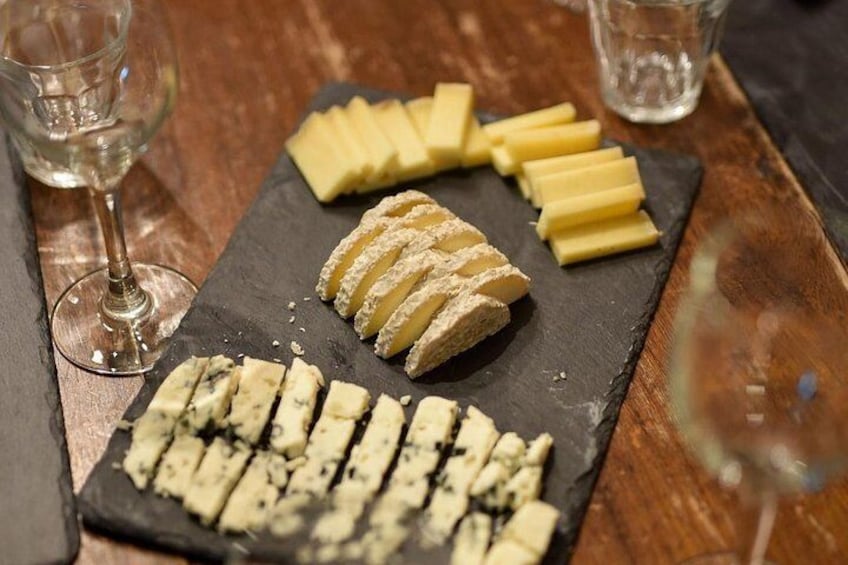 Paris Art of Pairing Cheese and Wine Tasting in a Cheese Cellar