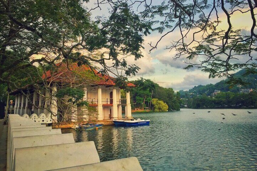 Kandy tooth temple Lake view