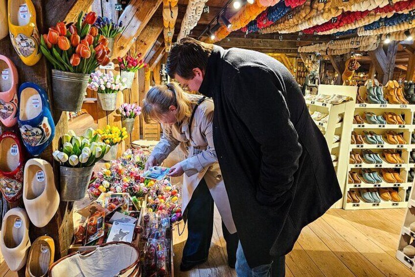 Volendam, Edam and Zaanse Schans Windmills Live Guided Day Tour from Amsterdam