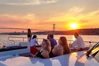 Bosporus-Bootstour bei Sonnenuntergang auf einer Luxus-Yacht