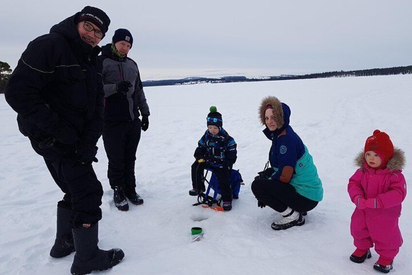 Ice-fishing with children at Pyhä-Luosto