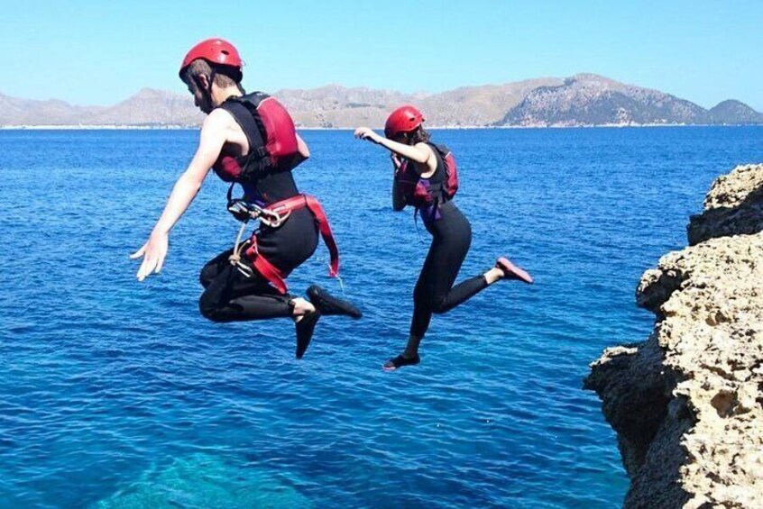 Small-Group Cliff Jumping Experience in Mallorca