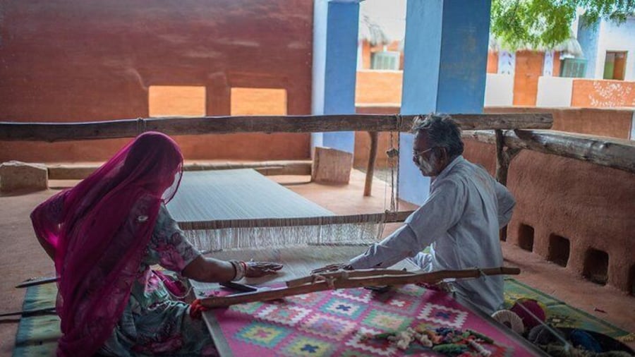 Interlocked dhurrie weaving