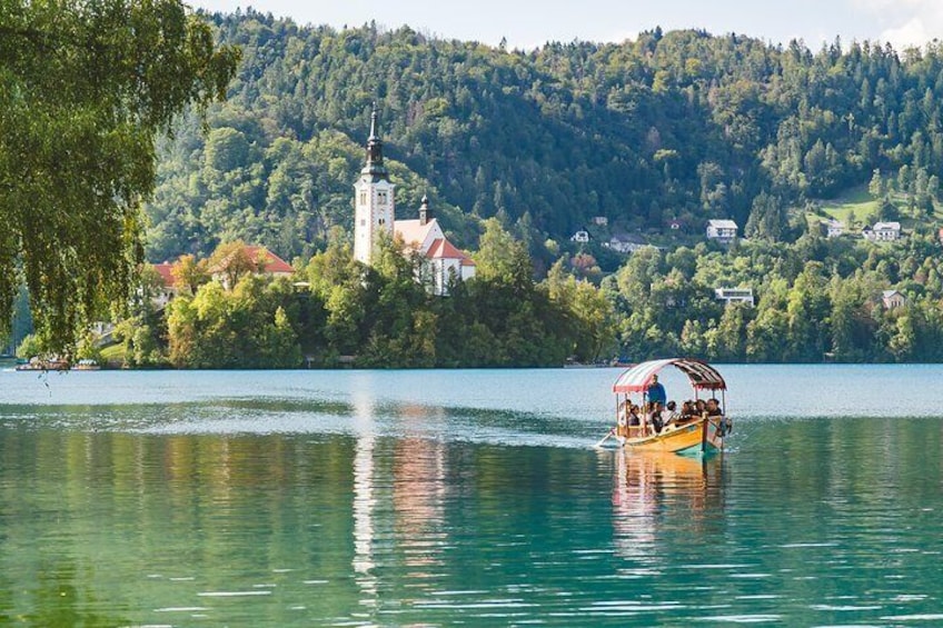 Bled Lake with island and castle - small group - day trip from Ljubljana