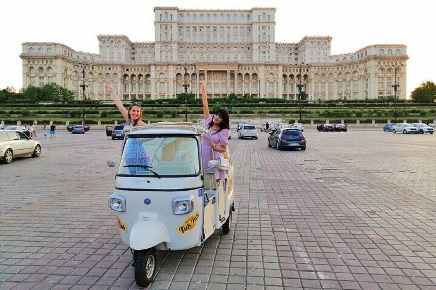 tuk tuk at Palace of the Paliament