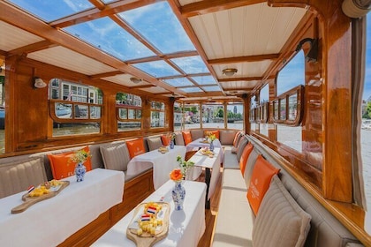 Amsterdam Classic Saloon Boat Cruise, Drinks and Cheese Option
