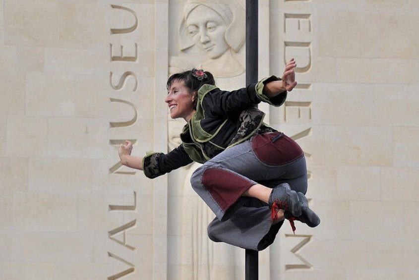 Artist outside the Medieval Museum.