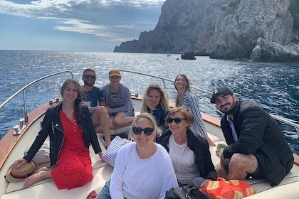 Amalfikysten liten gruppe dag båttur med Limoncello ombord