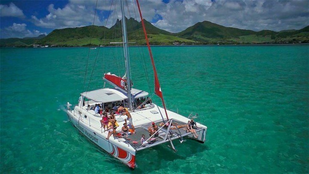 Sailing the turquoise lagoons