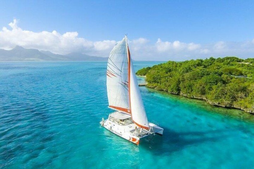 Island Hopper in front of Ilse aux Aigrettes