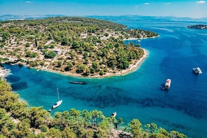 Tour naar drie eilanden vanuit Split (scheepswrak, Blue Lagoon, Maslinica) ...