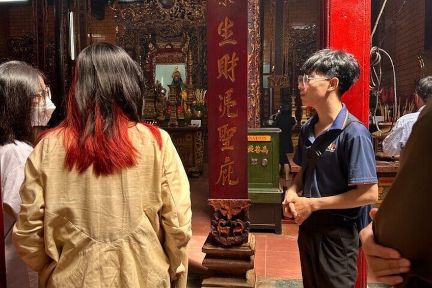Guest visit Chinese temple