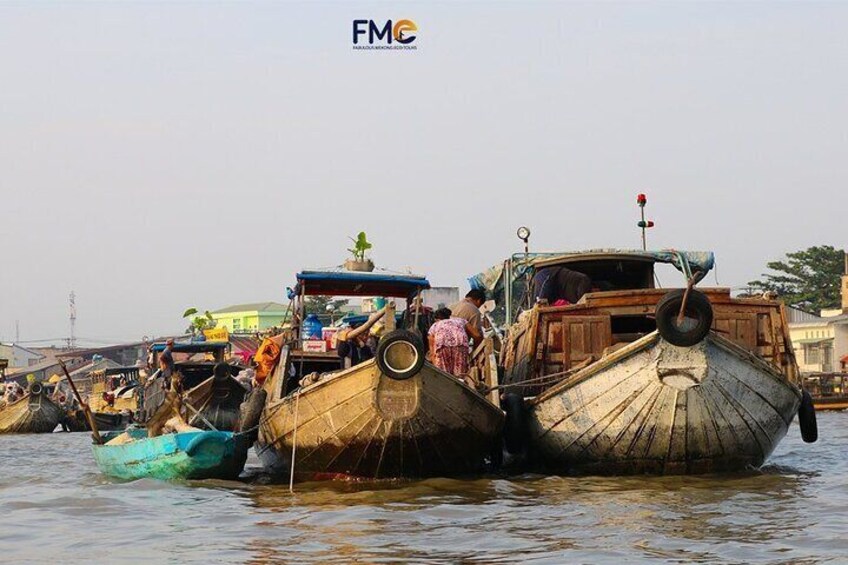 The hidden Fabulous Floating Market and small canal (Non-tourist small canal)