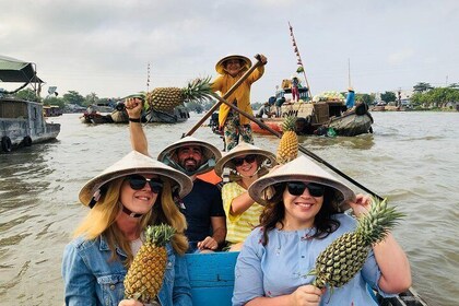 The hidden Fabulous Floating Market and small canal (Non-tourist small cana...