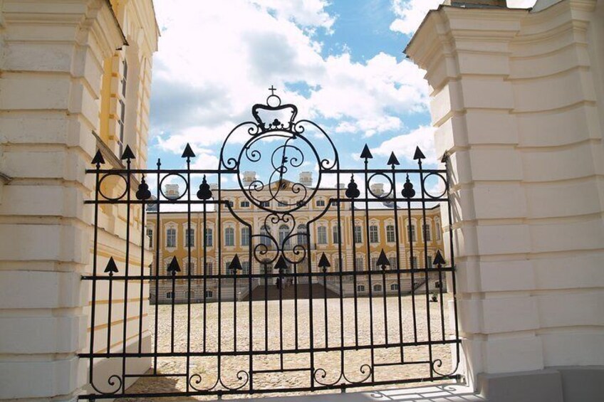 Private day trip to Rundale Palace, Hill of Crosses &more with Premium class van
