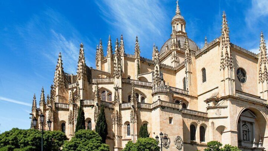 Segovia Tour with Guided Walking Tour Included
