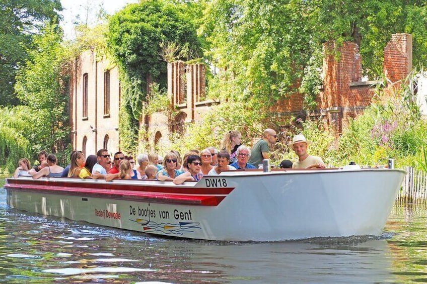 Guided boat trip in medieval Ghent