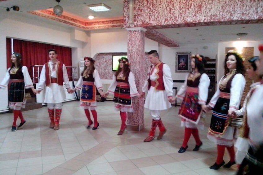 Private Sofia Night Tour with Bulgarian Folklore Show & Dinner