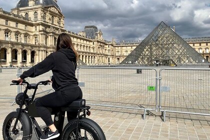 Tour guidato in bici elettrica per famiglie a Parigi