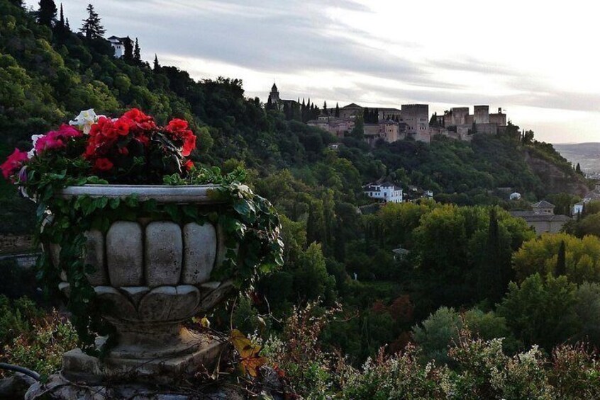 Albayzin and Sacromonte private tour at sunset with tapas