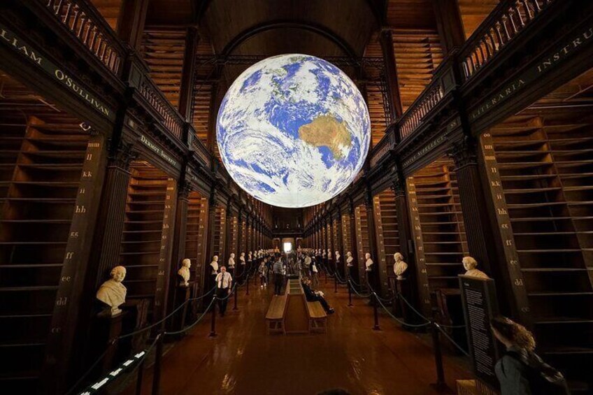 Dublin Book of Kells, Castle and Molly Malone Statue Guided Tour