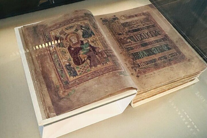 Fast-track Easy Access Book of Kells Tour with Dublin Castle