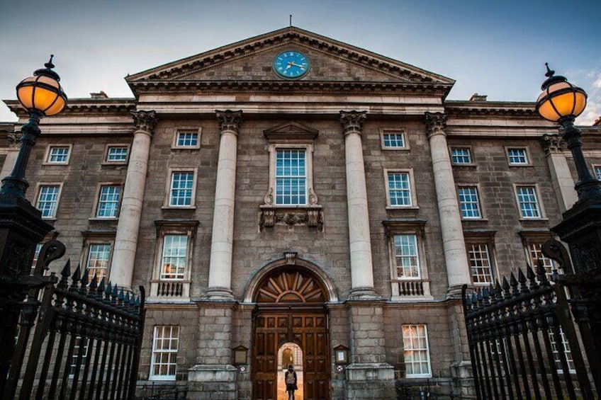 Dublin Book of Kells, Castle and Molly Malone Statue Guided Tour
