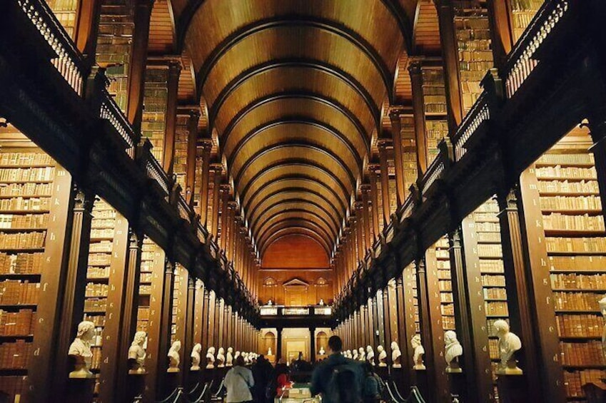 Dublin Book of Kells, Castle and Molly Malone Statue Guided Tour