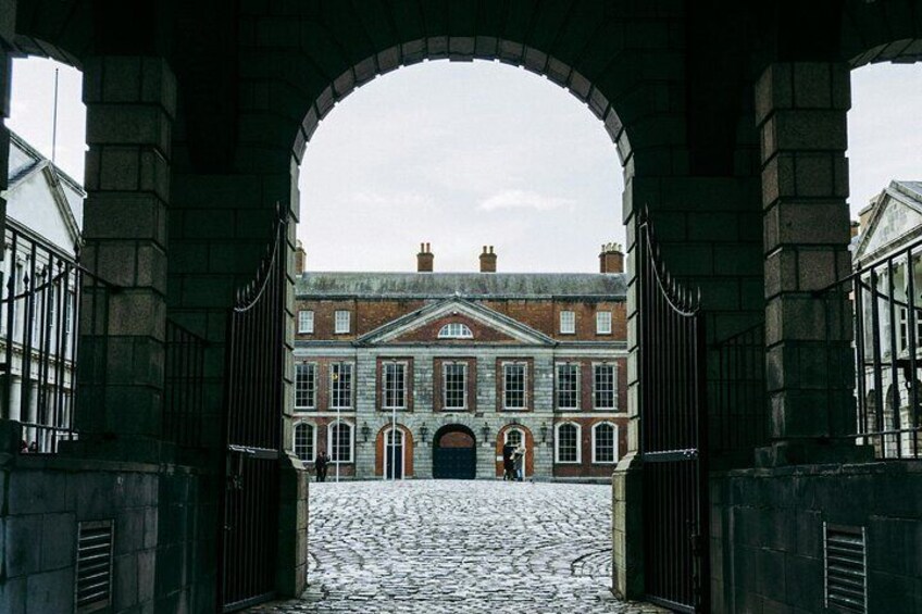 Dublin Book of Kells, Castle and Molly Malone Statue Guided Tour