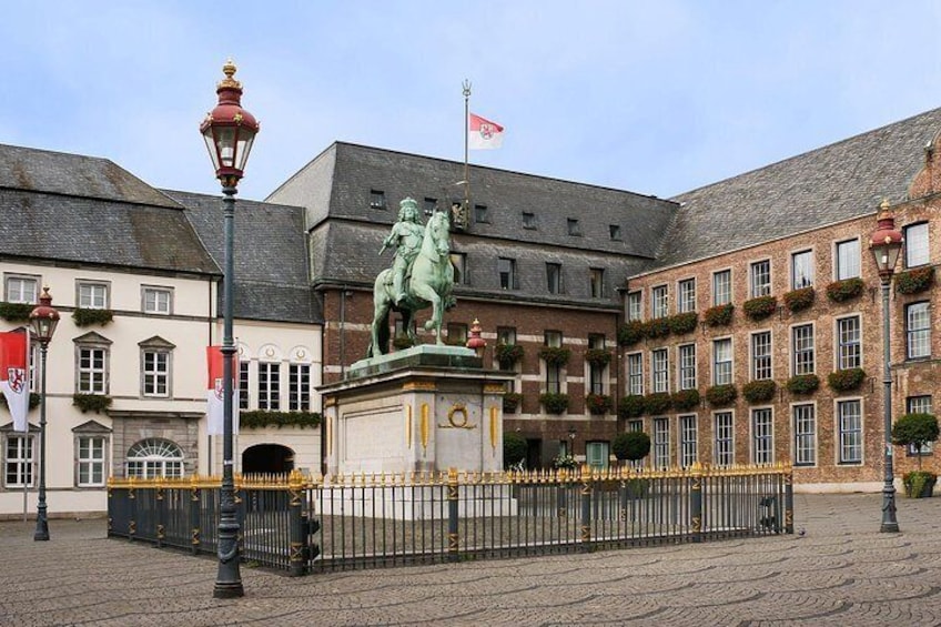 Düsseldorf townhall and the statue of Jan Wellem, Credits: Anil Öztas