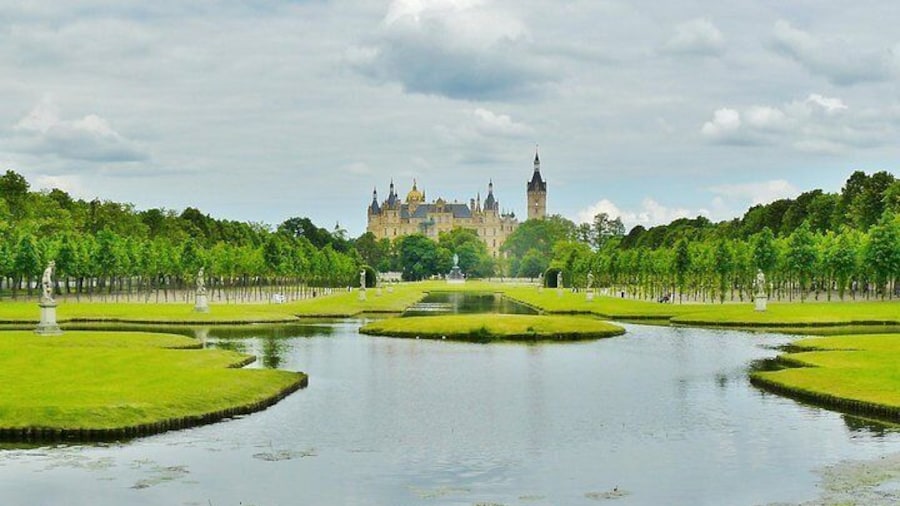 Schwerin Walking tour with Palace & Cathedral