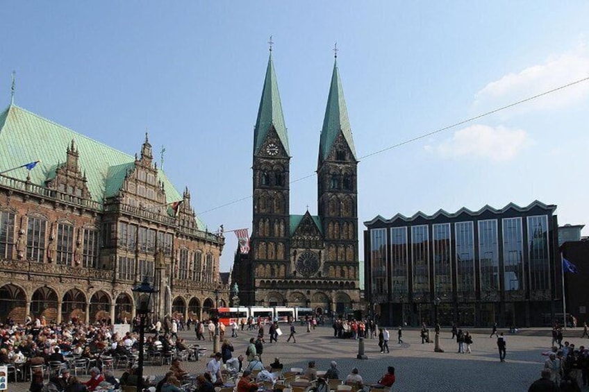Market square with town hall, cathedral and parliament building, Credits: Jürgen Howaldt 