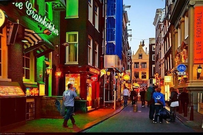 Excursión privada a pie del Barrio rojo de Ámsterdam y recorrido gastronómi...