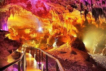 Full-Day Amazing Caves And Footprints of Dinosaurs Private Tour Guide
