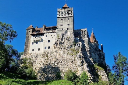 ブラウン城、ブラショフからのラスノフ要塞ツアー（入場料含む） - オプションのペレス城訪問