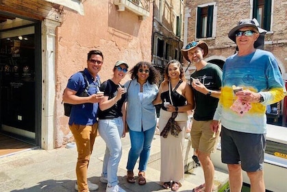 Rialto Farmers Market Food Tour in Venice with Wine Tasting & Guided Sights...