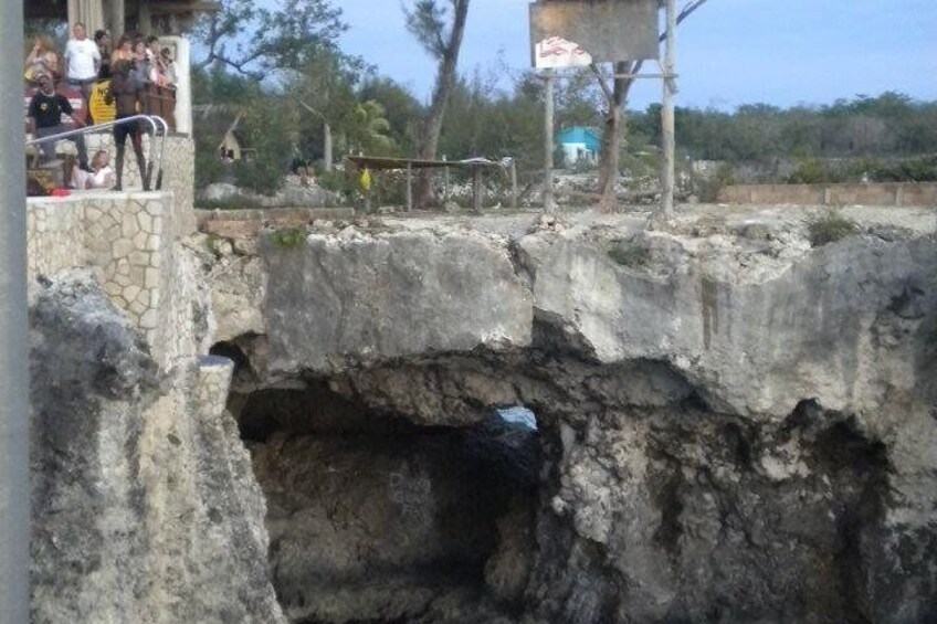 Cliff jumpers at Rick's Cafe