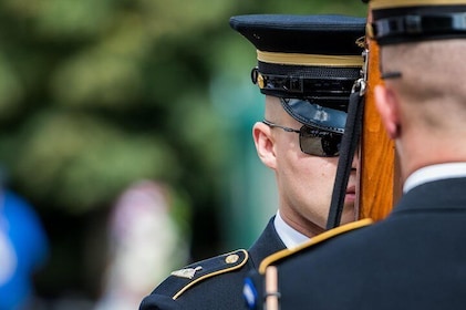 Tour a pie por el cementerio nacional de Arlington y cambio de guardias