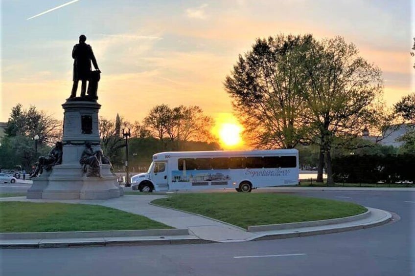 3-Hour Washington DC "Monuments By Night" Guided Night-Time Sightseeing Bus Tour