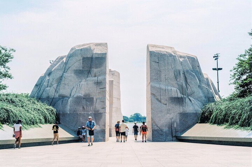 DC Morning Monuments Sightseeing Bus & Walking Tour with Guide and 10+ Stops