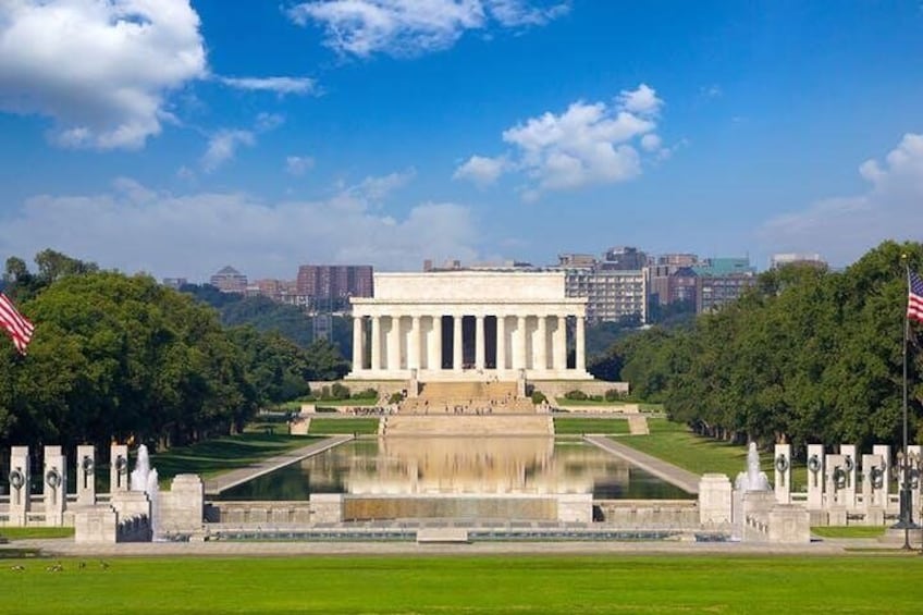 Looking down the Mall from the World War II Memorial to the Lincoln