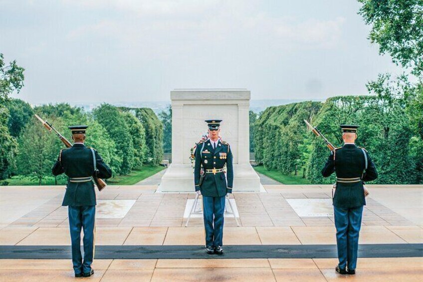 90-Minute Guided Walking Tour of Arlington Cemetery with Changing of the Guards