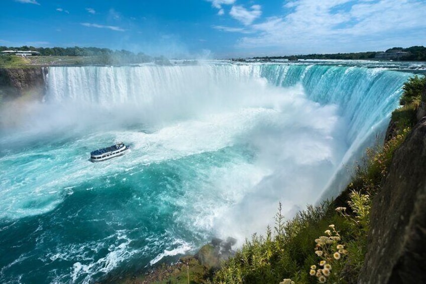 Deluxe Niagara Falls Canadian Day Tour with Boat