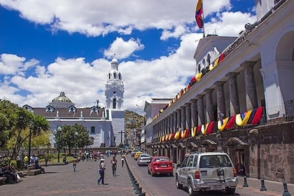 Quito Old Town Tour with Gondola Ride and Visit to the Equator