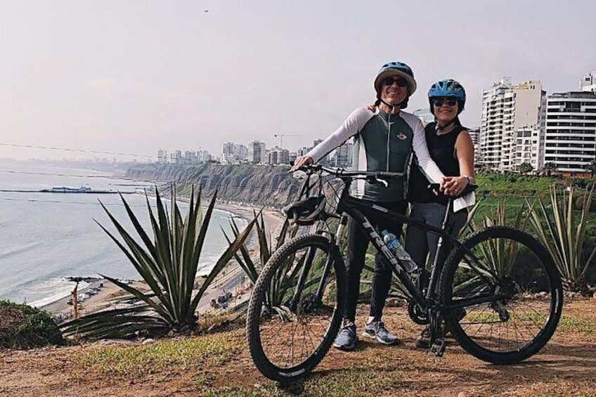 Along the cliffs Lima Bike tour