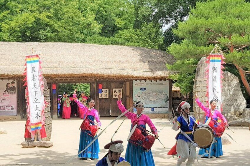 Private day trip to Korean Folk Village & Dae Jang Geum Park