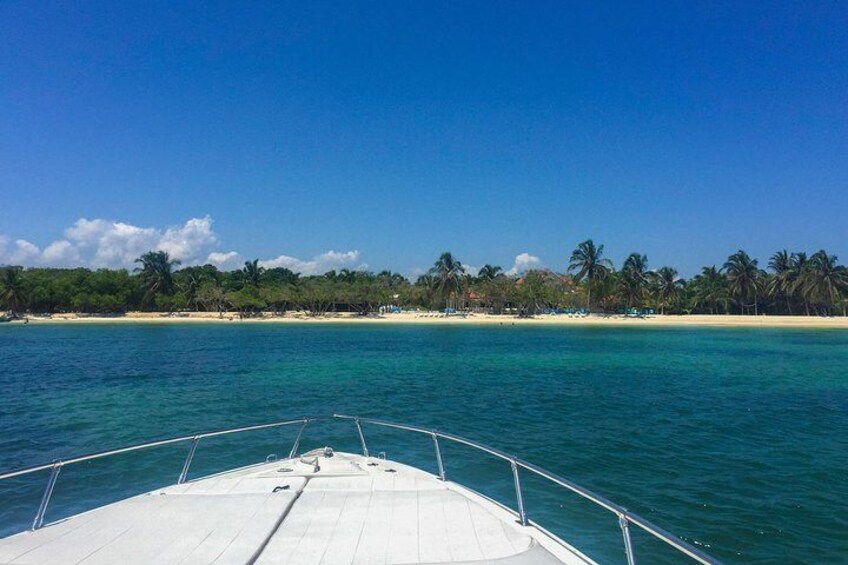 40ft Private Yacht to Rosario Islands & Barú